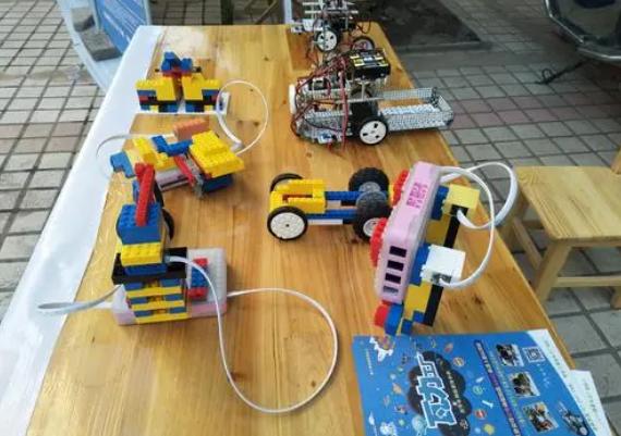 瓦力工厂机器人是一家专门为青少年儿童提供机器人教育的机构,全力